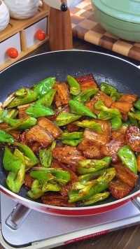 又是一道下饭菜，简单美味的青椒炒肉，一锅米饭不够吃 #家常菜。
