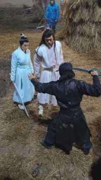 演被摔下悬崖的戏一天800元你愿意来吗？