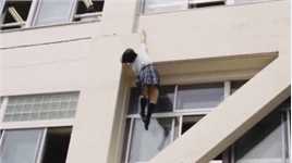 再也不用担心迟到了！跟日本少女学了招跑酷，徒手爬进3楼教室