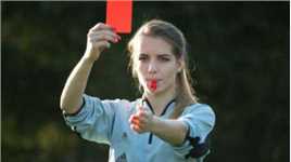 羡慕别人家的裁判！女裁判球场上“调戏”队员，没法安心踢球了