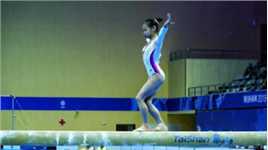 体操训练惊险一幕！小女孩失误飞出垫子，教练神反应挽救危机