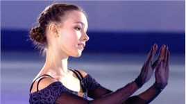 15岁花滑少女历史性表演，随着音乐秒换裙装，对手看傻了