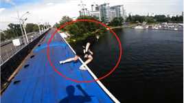 18岁跑酷狂人！从疾驰的火车顶飞跃进河，起身后一嘴巴的红色