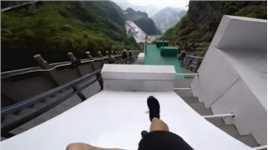 第一视角！跑酷牛人3分钟征服天门山，双腿跳下999级台阶
