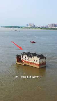 长江中有座700多年的钉子户，无人敢拆，还受当地人保护！