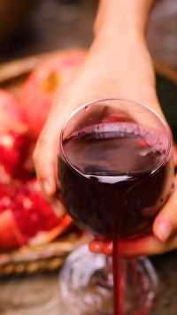 白酒加雪碧加情人的眼泪，那石榴汁加山泉叫它什么，这样开突尼斯石榴才是真爱，红得发黑，醇甜如血