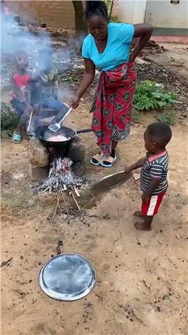 非洲户外做饭，小朋友也来帮忙了！