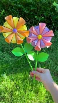 用小圆片就能做好看的花朵送给老师，快给老师做一朵吧。