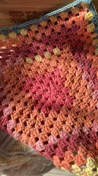 彩虹棉勾毯子—三长针一锁针为一组重复。