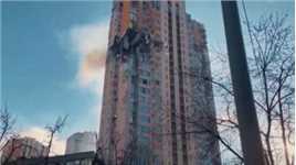 乌克兰居民楼被导弹击中