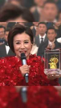 TVB55周年台庆 75岁汪明荃 获为TVB服务50周年纪念金奖，25岁出道至今已经为TVB服务超过50年，恭喜阿姐