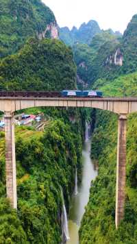 贵州大山里的铁路桥，火车每次经过都会鸣笛，你知道其中的原因吗？