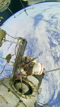 国际空间站宇航员再次进行太空行走 ，耗时6小时更换太阳能板 