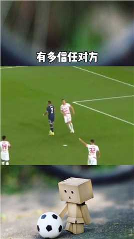 有多信任对方，苏牙罚点球梅西淡定系鞋带