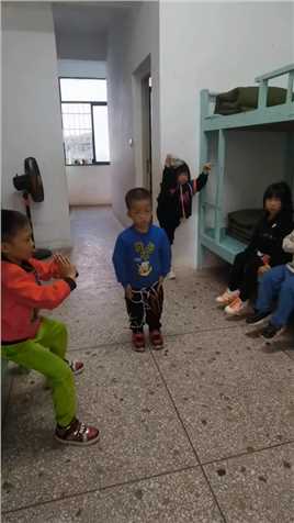 湖南一名80后武术教练带着一群留守儿童每天坚持练习武术。