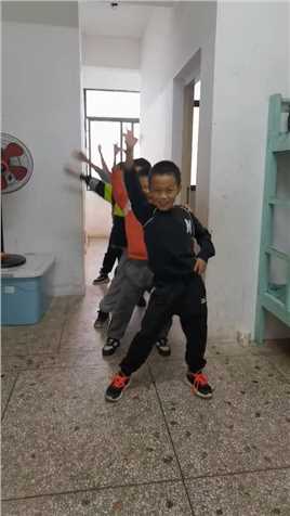 湖南一名80后武术教练每天坚持带着一群留守儿童练习武术