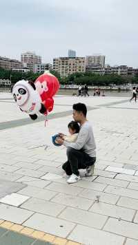 老头风筝🪁放不起来 还是第一次见放气球😂 #爸爸带娃 #人类幼崽成长记