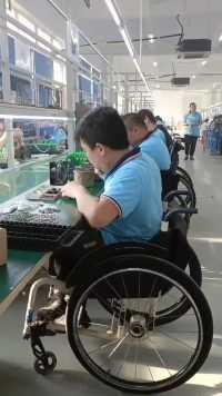 这是我见过最坚强的人，虽然他们每天做轮椅上班，但是上班从不迟到，也不会像任何人乞讨。