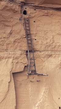咸阳市，一悬崖上为何搭建木梯，山洞里有什么？2000多年前这里到底是什么样？至今是谜