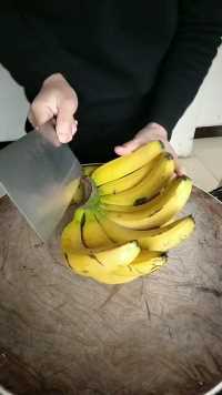 香蕉在家里可以这样切。