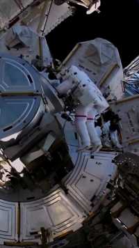 空间站频繁出现问题，宇航员争相出舱维修。这样的工作月薪10w你敢做吗？