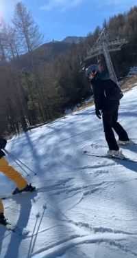 在亲同学的鼓励下，小凡凡开始了滑雪初体验。
