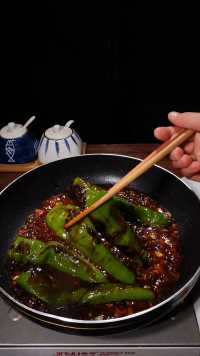 这样做的虎皮尖椒简单又美味～配米饭你可以吃几碗？