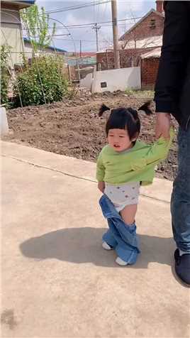 老爸我还是你亲生的吗？我的裤子都掉成这样了，还不瞅我一眼