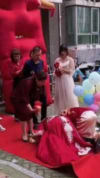 女儿出嫁，新娘新郎突然转身跪别父母，妈妈瞬间感动落泪#广州红幸福城