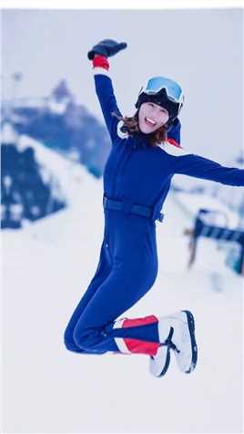 刘湘滑雪视频第二波！谁不喜欢明艳又灿烂的女孩子！听说卡点够丝滑，你们就不会划走～