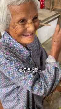 炎炎烈日，百岁老奶奶摆摊卖山腰藤一天到晚无人问津