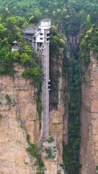 张家界悬崖上的百龙天梯，气势恢宏， 排队两小时，仅需66秒，一次垂直提升326米 你敢体验吗？