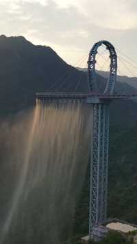 这是南方最大的花洒，每天放10吨山泉水，站在300米高度玻璃桥上，感受“飞流直下三千尺”的震撼