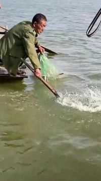 这是我们村的捕鱼高手，一天捞鱼几百斤。