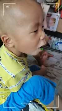 他说：妈妈我要吃青菜。