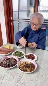 这是93岁妈妈做的饭菜，黄瓜酱油腌制，花生米酱油煮的，茄子放酱蒸的，咸鱼放上盐蒸