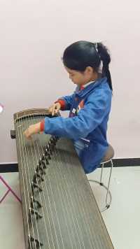 #古筝课

“快”得从容不迫，全部来自于“慢”得脚踏实地。慢下来，才能真正与音乐亲近，让孩子在这里慢慢成长。