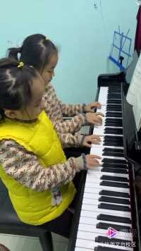 钢琴课堂《四手联弹》，配合默契的双胞胎姐妹，棒棒哒👍👍👍
