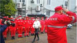 2月15日上午，广西爱新医疗紧急救援服务中心抗疫先锋队在救援服务中心办公大楼前集结，将一件件防疫物资…