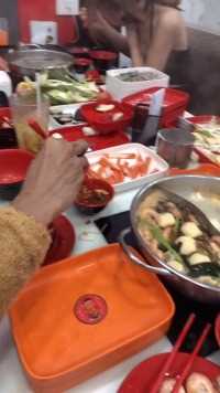 今天泰国五姐妹失业了带她们吃个火锅生活不易