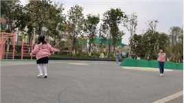 说好来骑单车的，结果打起羽毛球来了，啥时候能学会呀！