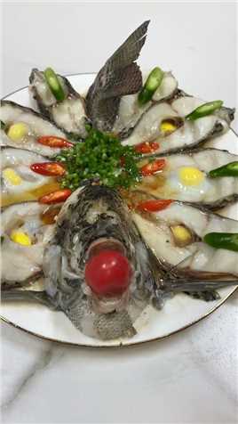 做鱼是闺女的拿手菜，从哪学的手艺一套一套的，把老妈整的一愣一愣的