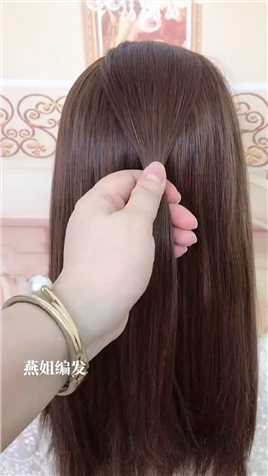 头发少碎发多扎蓬松发型，很显发量。
