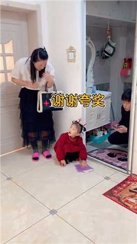 看到女儿在帮忙擦地板，女儿真是太能干了！#家庭搞笑 