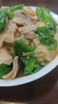 今日份的晚饭，主打东北风。最爱的酸菜和干豆腐！