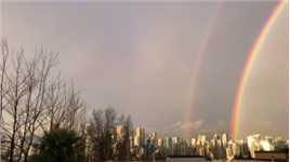 十一月四日橫越溫哥華上空的雙彩虹。