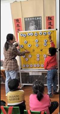 象棋初级班的宝贝今日学习内容为：识棋谱，步棋局。👍👍👏👏象棋似布阵，点子如点兵。💪💪