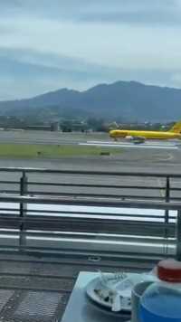 一架波音飞机在哥斯达黎加冲出跑道：机身严重受损，机尾断裂。
