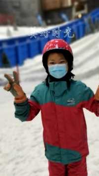 第一次滑雪的小妞，居然一次都没摔#潮童#高品质童装#开心一天