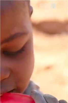 母亲难产离世，父亲抛弃5个子女，14岁哥哥烧砖养活4个弟弟妹妹#纪录片#非洲贫穷儿童